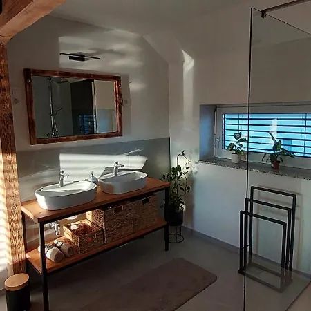 Hisa Galeria Loce pri Poljcanah